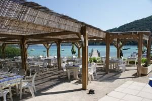 Restaurant-la-plage-des-dauphins-Charavines-isere-Hotel-Restaurant-Y5dTF2V9cWSgwGdvXN-1